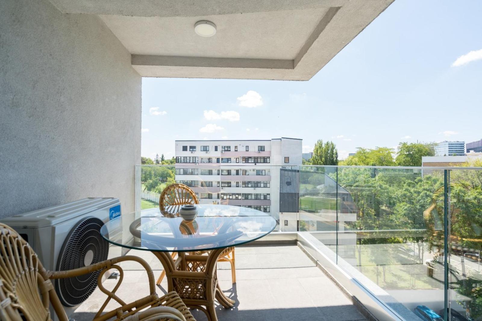 A Home Away - Politehnica Park Boekarest Buitenkant foto